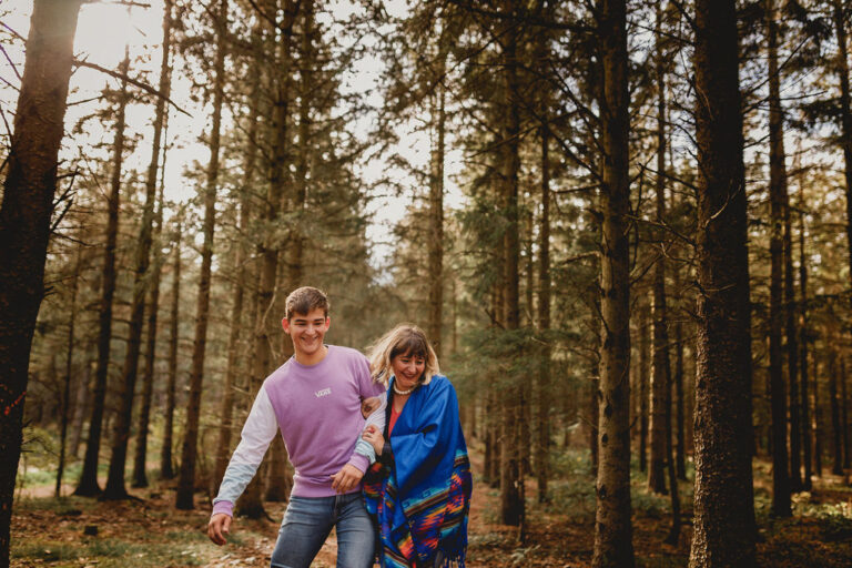 003seance en forêt entre mere et fils chloe sorbe photographe loire