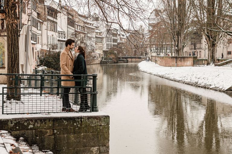Séance-couple-à-Strasbourg-sous-la-neige-chloe-sorbe-photographe3