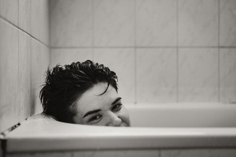 portrait d&rsquo;ame baignoire et canape nu chez toi chloe sorbe photographe strasbourg11