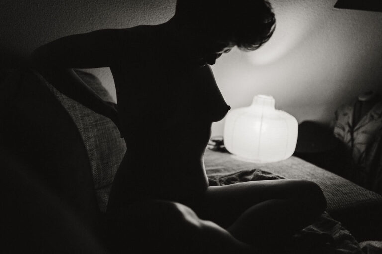 portrait d&rsquo;ame baignoire et canape nu chez toi chloe sorbe photographe strasbourg3