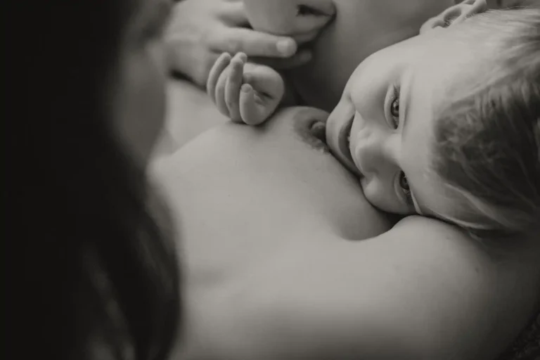 seance naissance et allaitement à la maison lola et tom chloe buera sorbe photographe d'émotion 3t0a4469 334