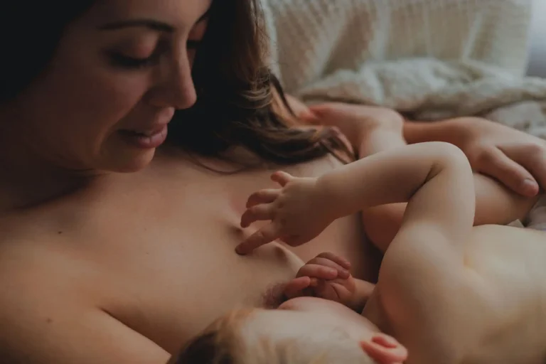 seance naissance et allaitement à la maison lola et tom chloe buera sorbe photographe d'émotion 3t0a4494 337
