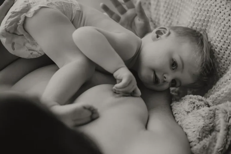 seance naissance et allaitement à la maison lola et tom chloe buera sorbe photographe d'émotion 3t0a4561 342
