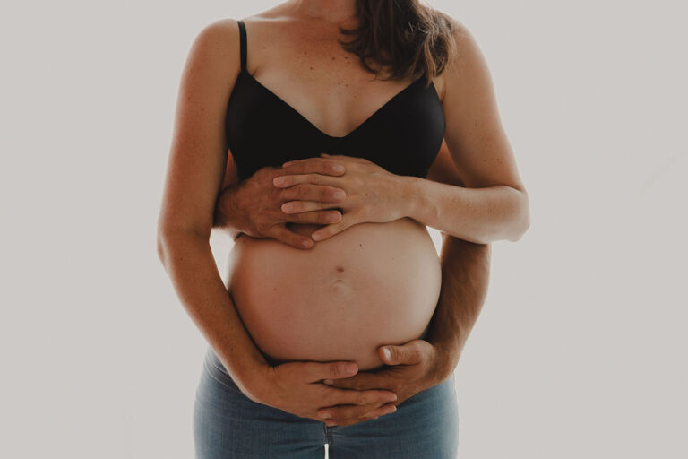 seance photo en couple pour une grossesse au studio de chloe sorbe photographe a saint chamond10