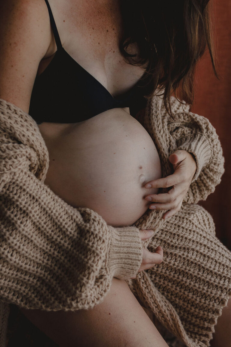 seance photo en couple pour une grossesse au studio de chloe sorbe photographe a saint chamond12