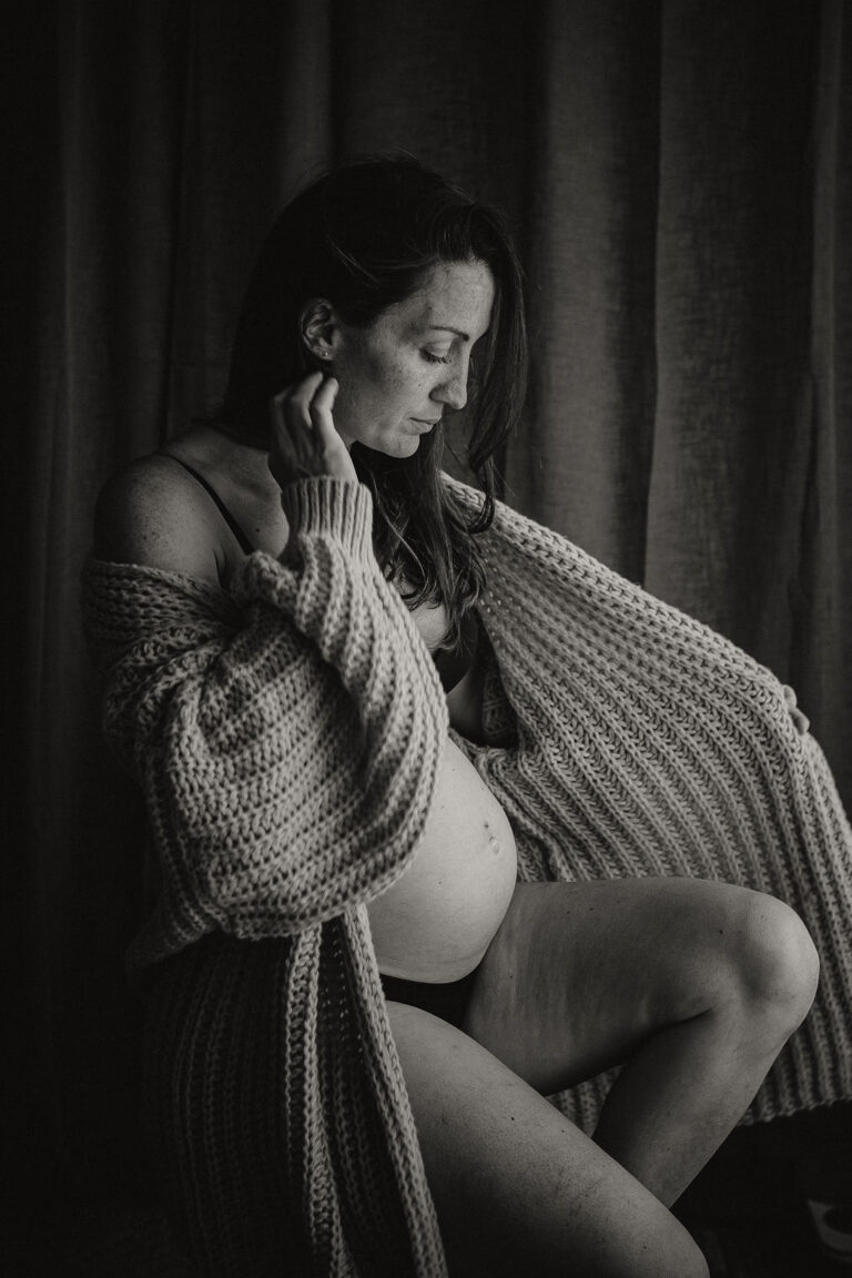 seance photo en couple pour une grossesse au studio de chloe sorbe photographe a saint chamond13