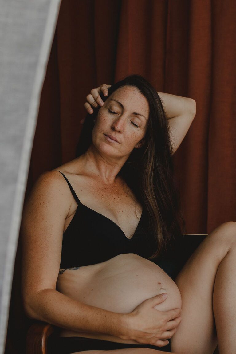 seance photo en couple pour une grossesse au studio de chloe sorbe photographe a saint chamond14