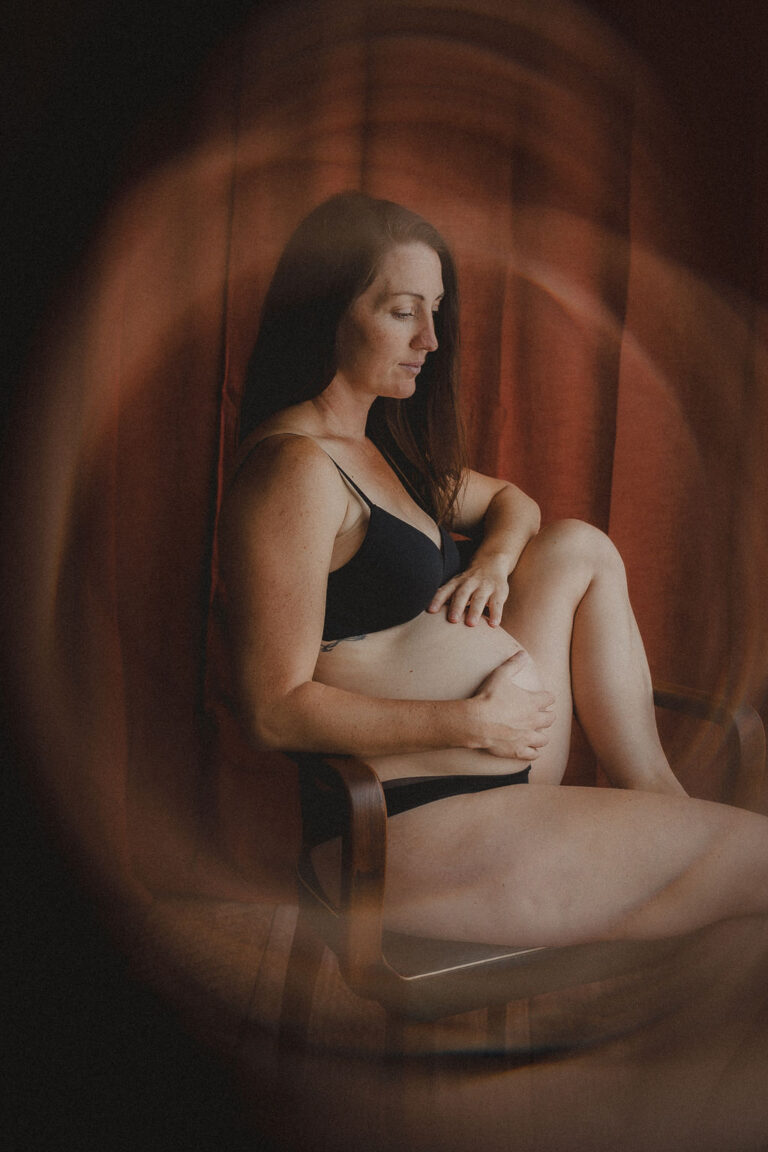 seance photo en couple pour une grossesse au studio de chloe sorbe photographe a saint chamond15