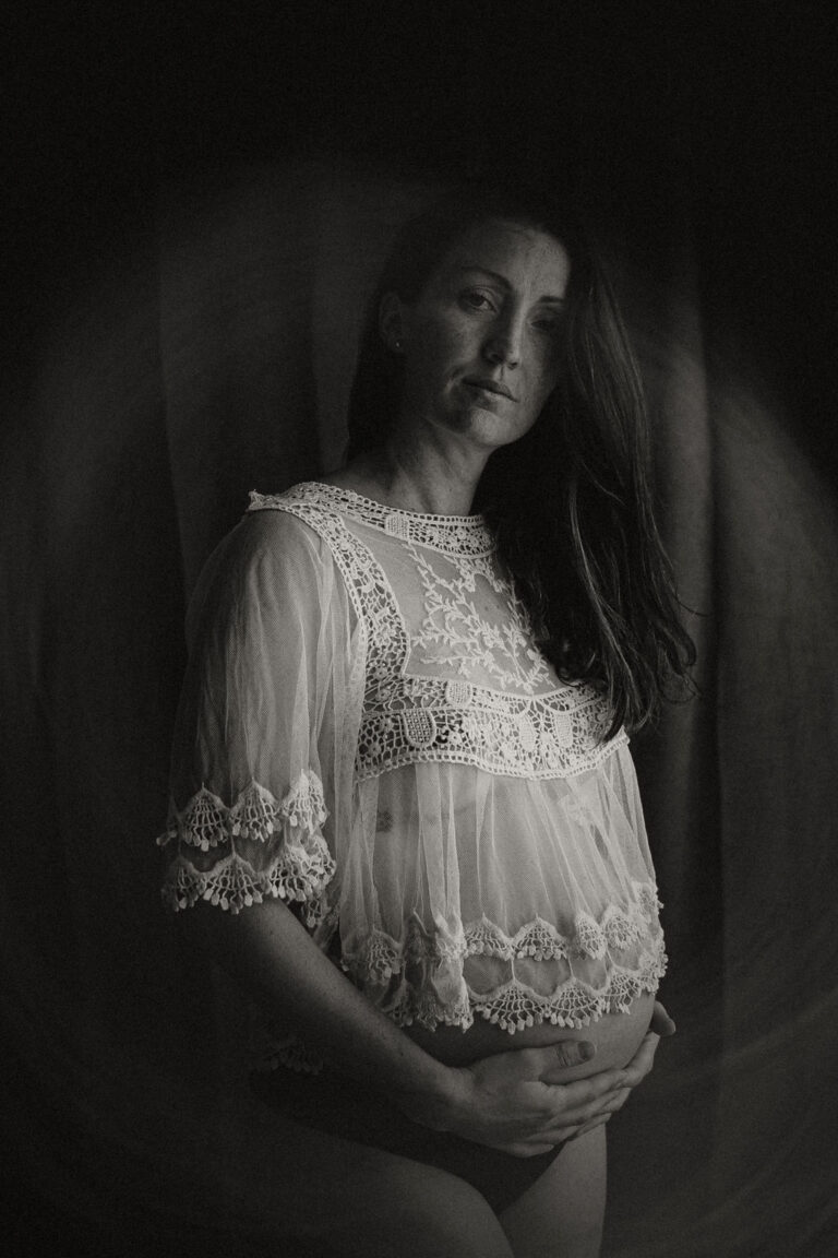 seance photo en couple pour une grossesse au studio de chloe sorbe photographe a saint chamond16