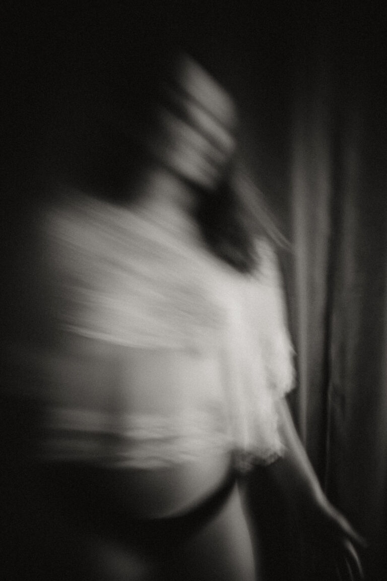 seance photo en couple pour une grossesse au studio de chloe sorbe photographe a saint chamond18