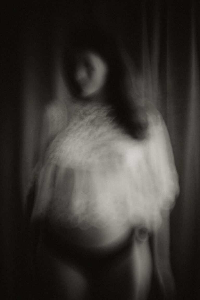 seance photo en couple pour une grossesse au studio de chloe sorbe photographe a saint chamond19