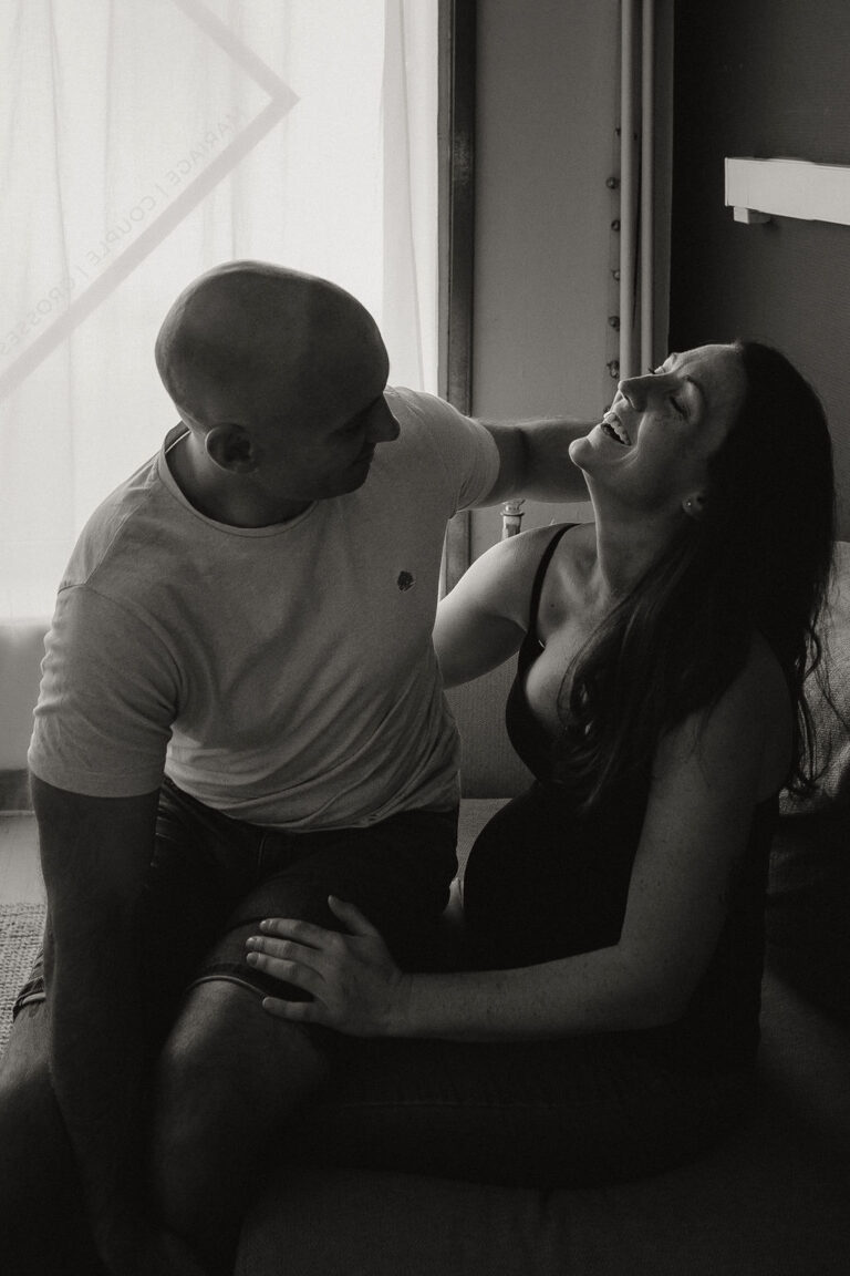 seance photo en couple pour une grossesse au studio de chloe sorbe photographe a saint chamond2