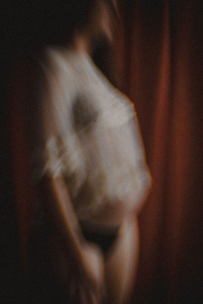 seance photo en couple pour une grossesse au studio de chloe sorbe photographe a saint chamond20