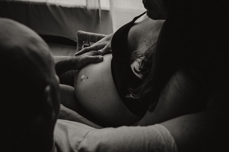 seance photo en couple pour une grossesse au studio de chloe sorbe photographe a saint chamond4