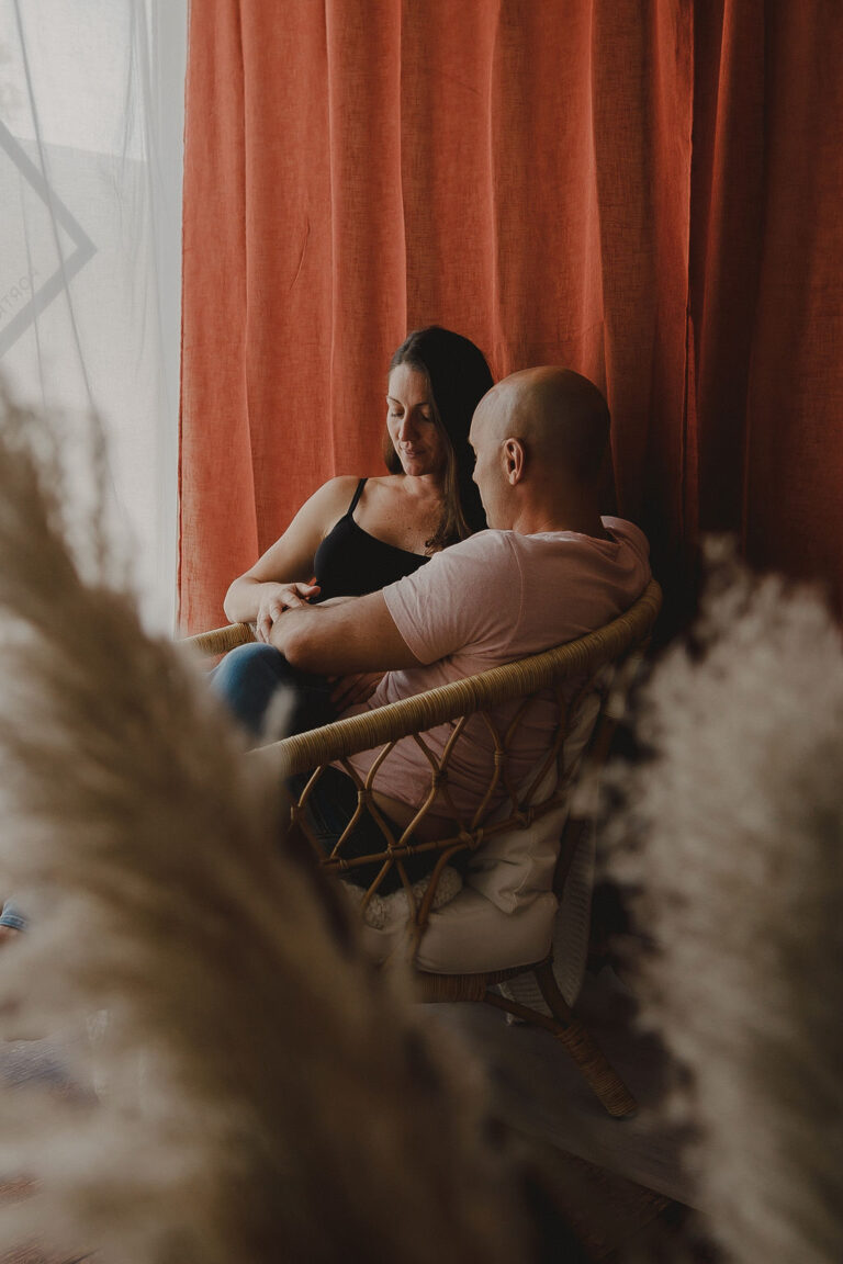 seance photo en couple pour une grossesse au studio de chloe sorbe photographe a saint chamond5