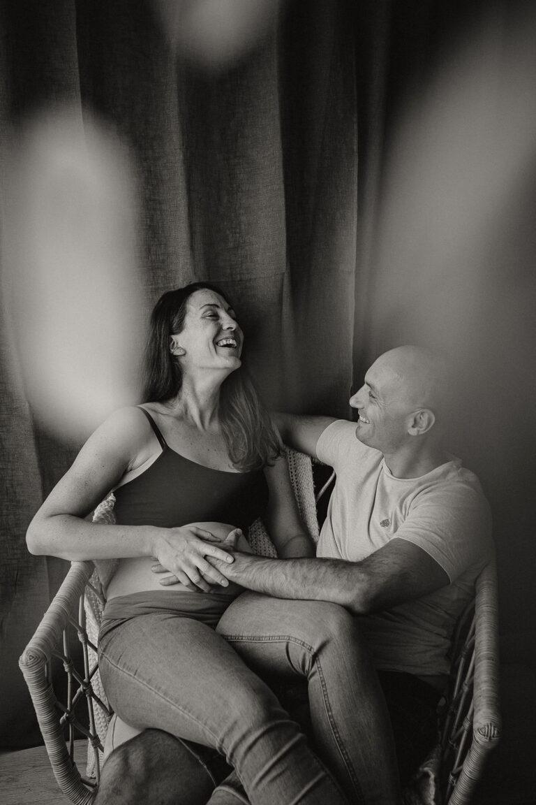 seance photo en couple pour une grossesse au studio de chloe sorbe photographe a saint chamond6