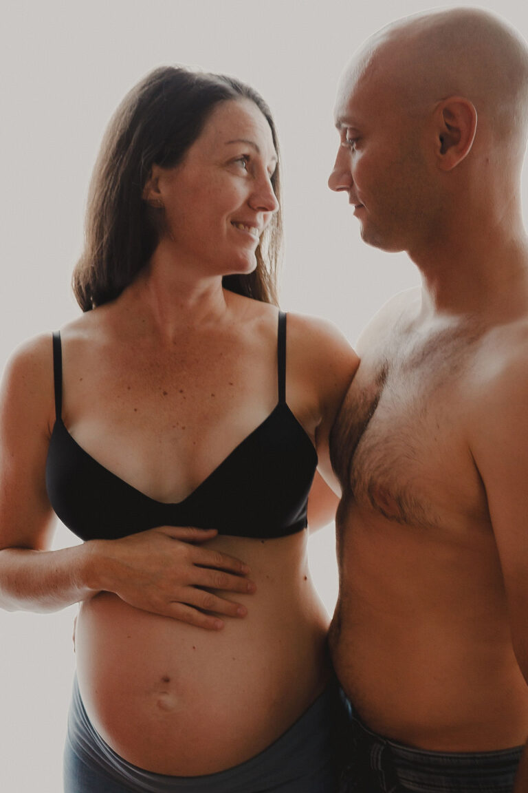 seance photo en couple pour une grossesse au studio de chloe sorbe photographe a saint chamond7