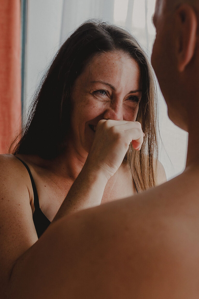 seance photo en couple pour une grossesse au studio de chloe sorbe photographe a saint chamond9