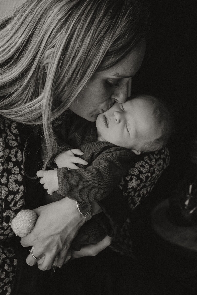 seance photo famille et naissance en studio naturel et maison chloe sorbe photographe saint chamond18