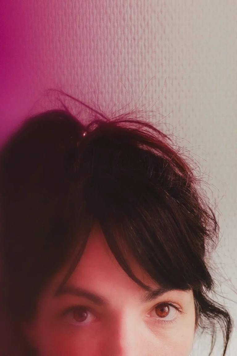 seance photo portrait de pro a saint chamond theme paillettes rose fluo chloe buera sorbe photographe205