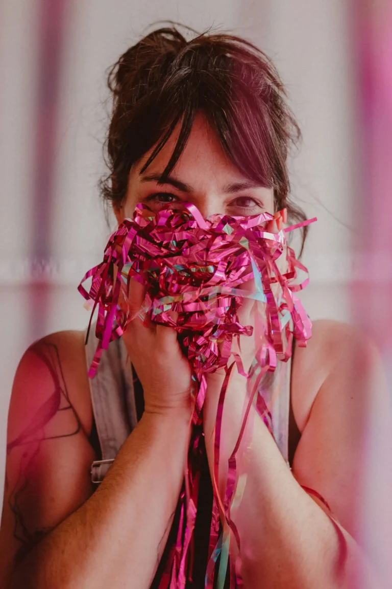 seance photo portrait de pro a saint chamond theme paillettes rose fluo chloe buera sorbe photographe207